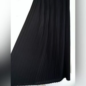 Black long skirt pleated pattern